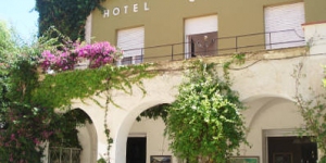  Ce charmant hôtel à la gestion familiale est situé dans le centre de Portbou, à seulement 50 mètres de la plage et à 5 minutes de route de la frontière française. Il dispose d'un jardin et d'une connexion Wi-Fi gratuite.