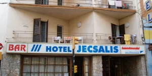  Just 5 minutes’ walk from Sant Feliu de Guixols Beach, Hotel Jecsalis features a restaurant and simple rooms. It has a 24-hour reception and free Wi-Fi in public areas.